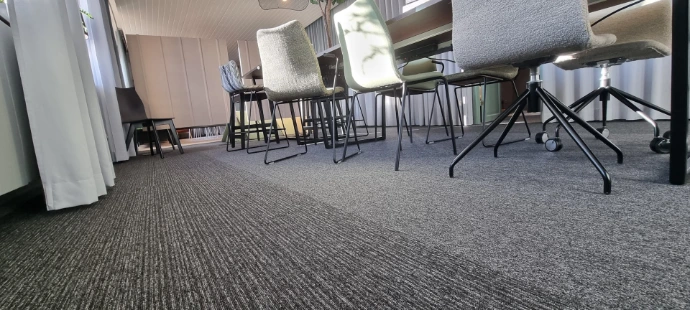 a row of chairs sitting on top of a carpeted floor